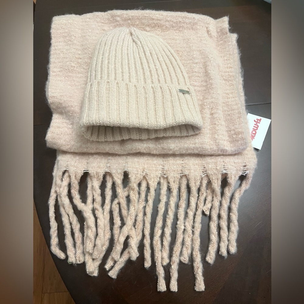 BRAND NEW Steve Madden Beanie Hat and Fringe Scarf Set Light Pale Pink Winter